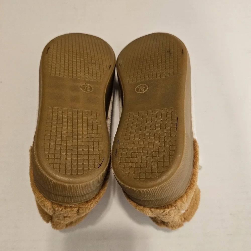 Scoop Faux Fur Sherpa Gum Sole Sneakers Tan Cream NWOB Size 7.5